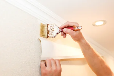 Pose de papier peint à Nespouls — revêtements muraux et toiles de verre
